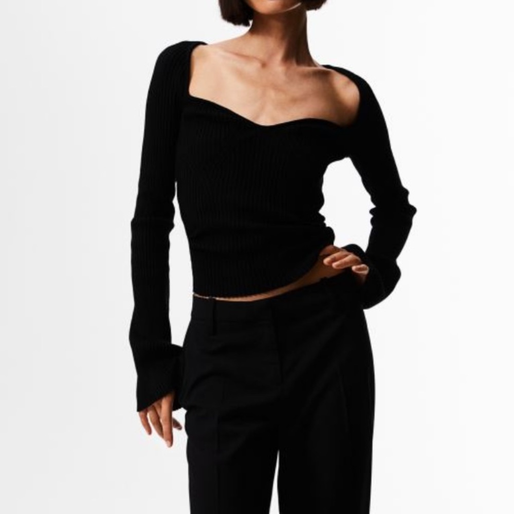 Long sleeve top with sweetheart neckline